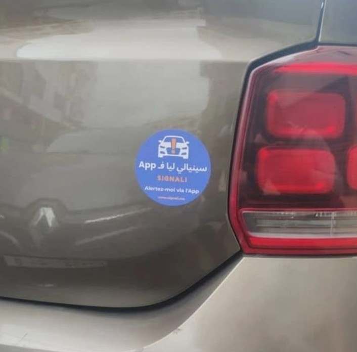 Sticker QR Signali.ma collé sur une voiture - exemple 1